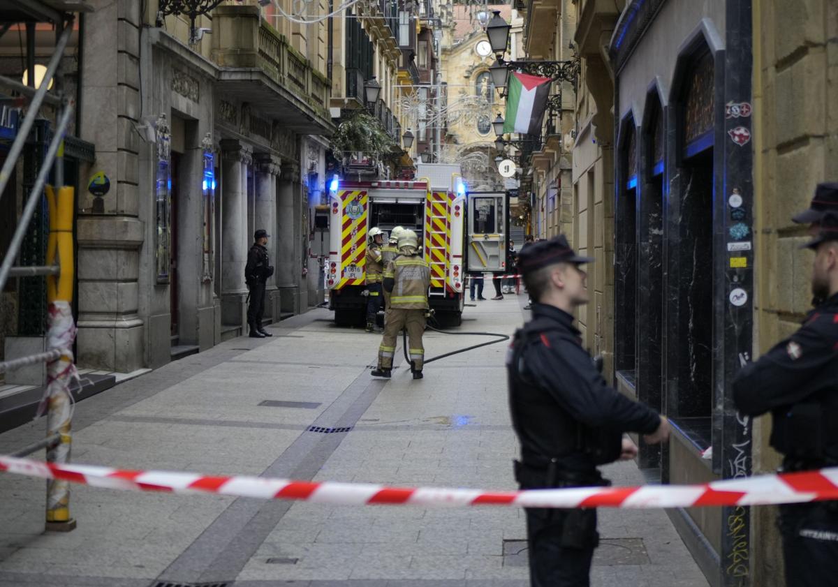 Imagen principal - El fuego se ha originado en un bar de la calle Embeltrán y se ha tenido que cortar también la calle Mayor.