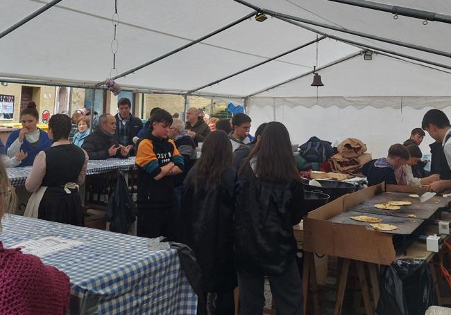 Los jóvenes de Telleri Alde trabajaron sin descanso desde primera hora