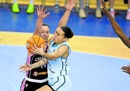 Alba Prieto penetra sobre una jugadora del Charnay en Eurocup