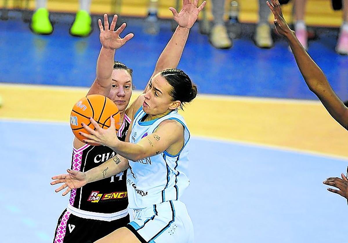 Alba Prieto penetra sobre una jugadora del Charnay en Eurocup
