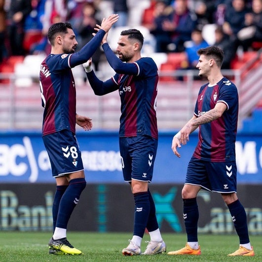 Jugadores del Eibar festejan el tanto local