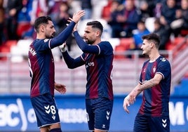 Jugadores del Eibar festejan el tanto local