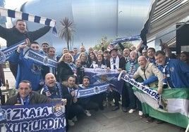 Varias decenas de aficionados lucen los colores de la Real Sociedad en Vigo.