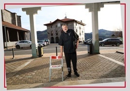 Bobi Hristov posa frente al ayuntamiento de Hernialde. Desde hace seis años comparte la gestión del ostatu con un amigo.