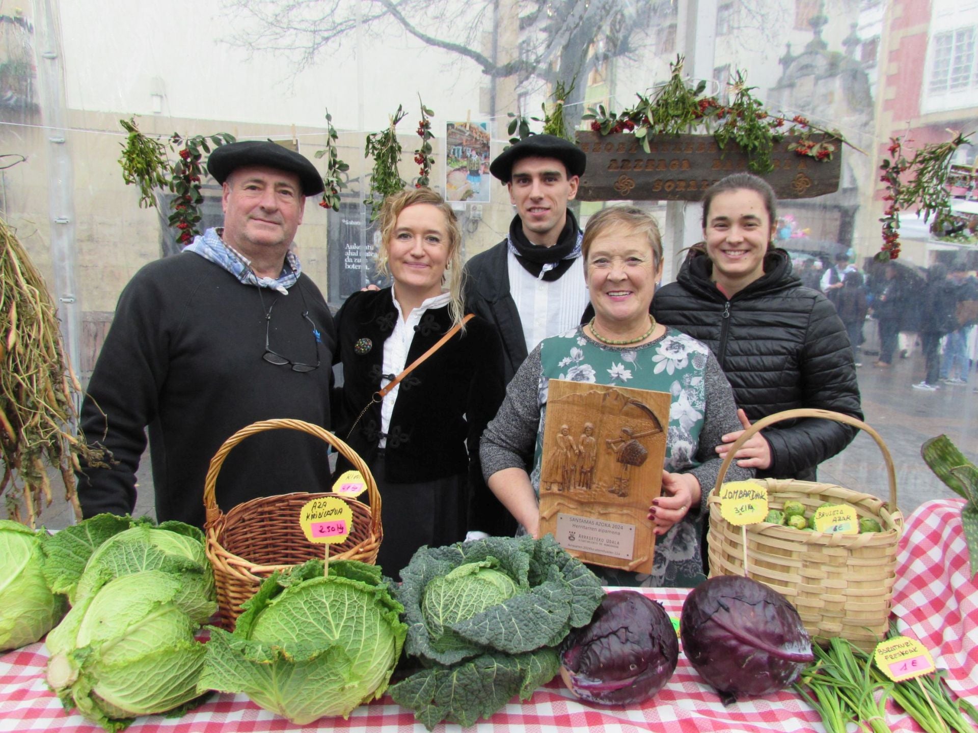 Ezozi Etxeberria, con su marido José Ramón y su hija Ane, recibió la placa de la mención ciudadana de manos de la alcaldesa Maider Morras.