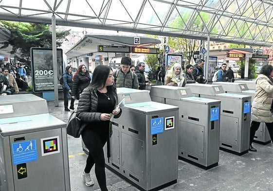 Viajeros en los tornos de acceso en la estación de Easo