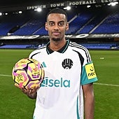 Alexander Isak se exhibe y amenaza a Haaland y Salah