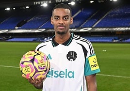 Alexander Isak con el balón firmado por sus compañeros con los que ha marcado su primer 'hat-trick'