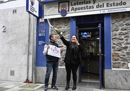 Una de las agraciadas con el 74778 celebra el premio en la administración de Beasain,