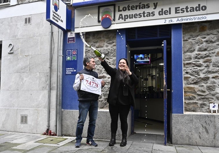 Una de las agraciadas con el 74778 celebra el premio en la administración de Beasain,
