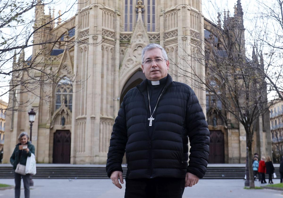 El obispo de San Sebastián, Fernando Prado, posa ante la catedral de El Buen Pastor.