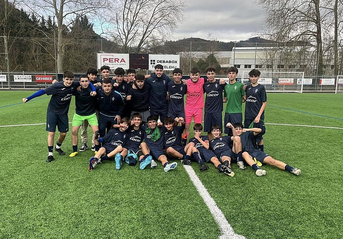 Los cadetes durante la celebración de la clasificación