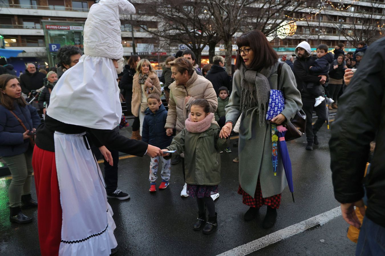 Olentzero visita a los niños de Irun