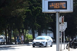 Donostiako termometro bat uda honetan, 48 gradu markatzen dituena.