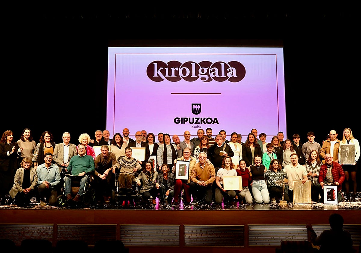 Foto de familia con todos los protagonistas de la Kirolgala 2024 celebrada el pasado viernes en Ficoba.