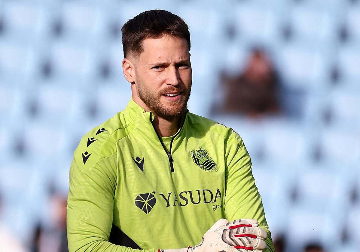 Álex Remiro, durante el calentamiento en Balaídos