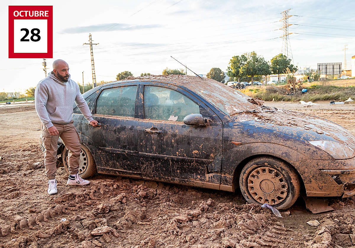 El joven pasaitarra junto a su coche, que fue arrastrado por la riada que arrasó el municipio valenciano de Benetússer.
