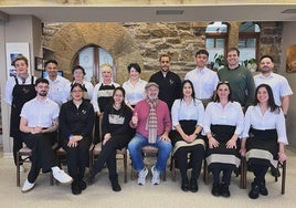 Karlos Arguiñano junto al equipo de sala y bar de su hotel restaurante de Zarautz.