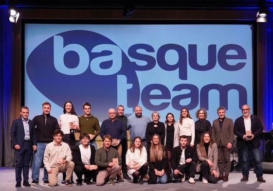 Los homenajeados posan en la gala celebrada en Bilbao.