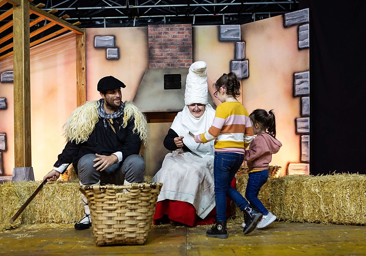 Olentzero y Mari Domingi recogen las cartas de dos niñas irundarras.