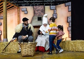 Olentzero y Mari Domingi recogen las cartas de dos niñas irundarras.