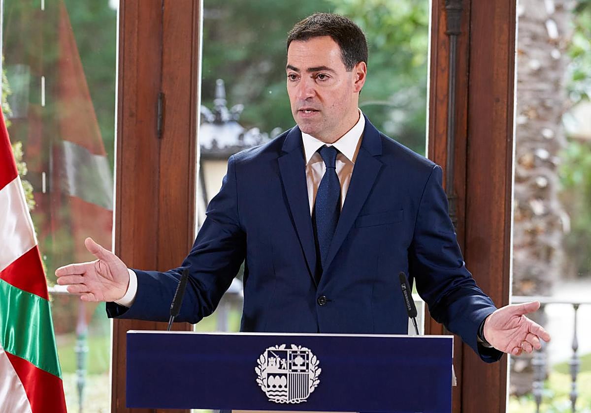 Imanol Pradales durante su comparencencia para hacer balance de sus seis primeros meses al frente del Gobierno Vasco
