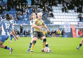 Lucía Pardo sujeta un balón de espaldas durante el partido de ayer ante el Deportivo.