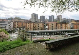 Vista de la calle Roteta desde el parque Harria de Altza, donde se centrarán los trabajos.