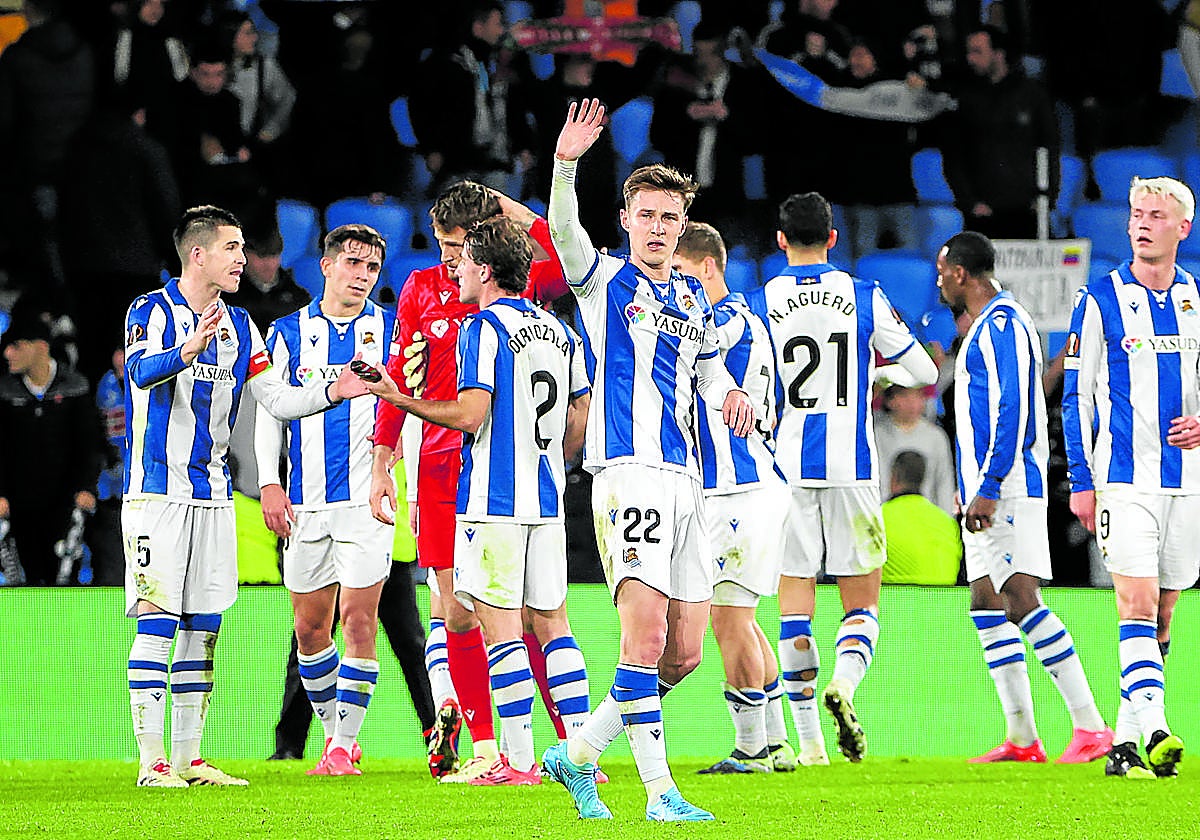 Los jugadores de la Real celebran una victoria.