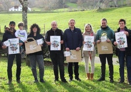 Productoras, productores y ganaderos locales presentan la guía junto al concejal del ámbito rural, Iñigo Loiola.