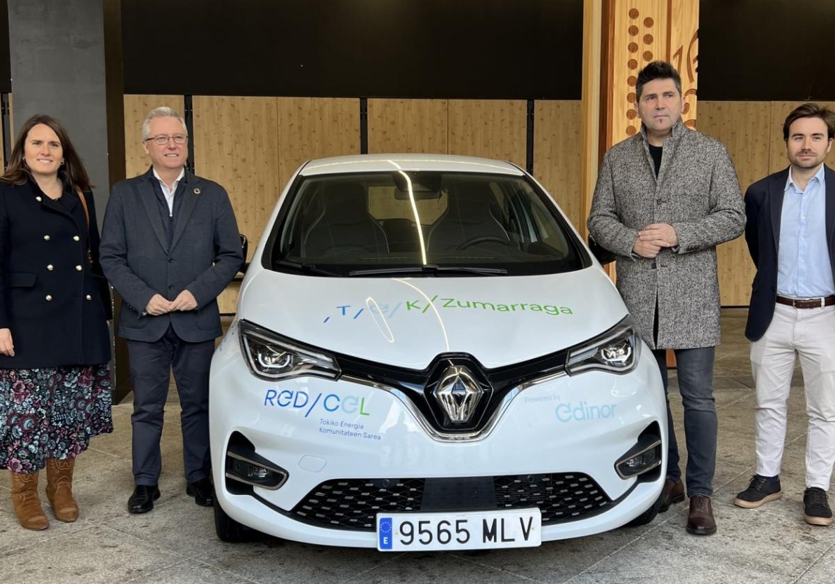 José Ignacio Asensio y Mikel Serrano con Loreto Gutiérrez e Ignacio Zubia de Edinor, ante el nuevo coche.