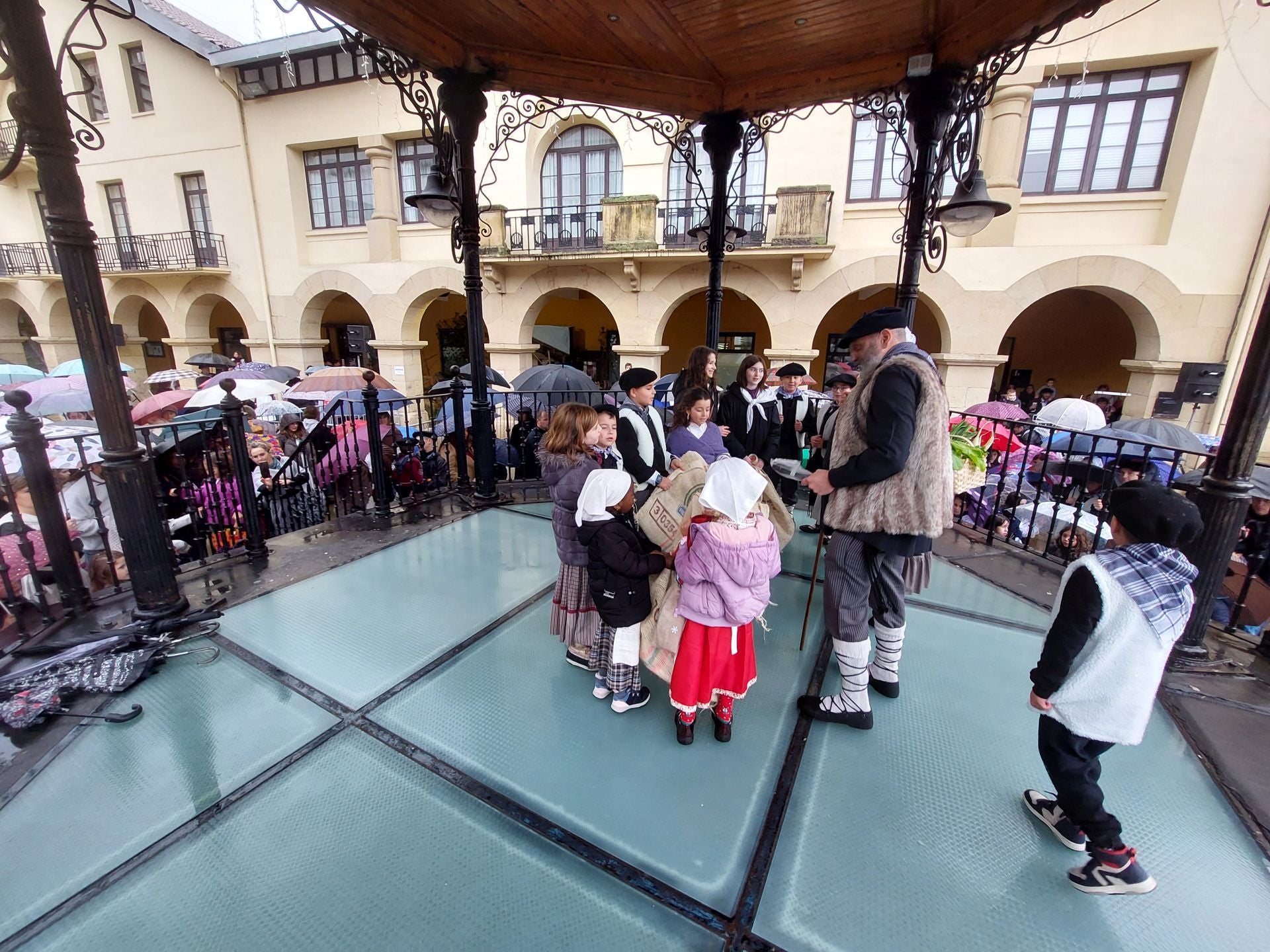 Olentzero no falla a su cita en Beasain