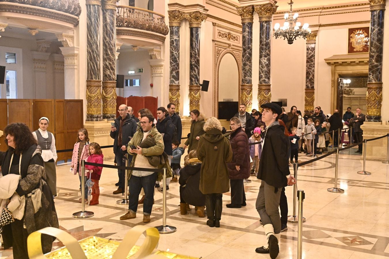 La lluvia no puede con Olentzero y Mari Domingi en Donostia