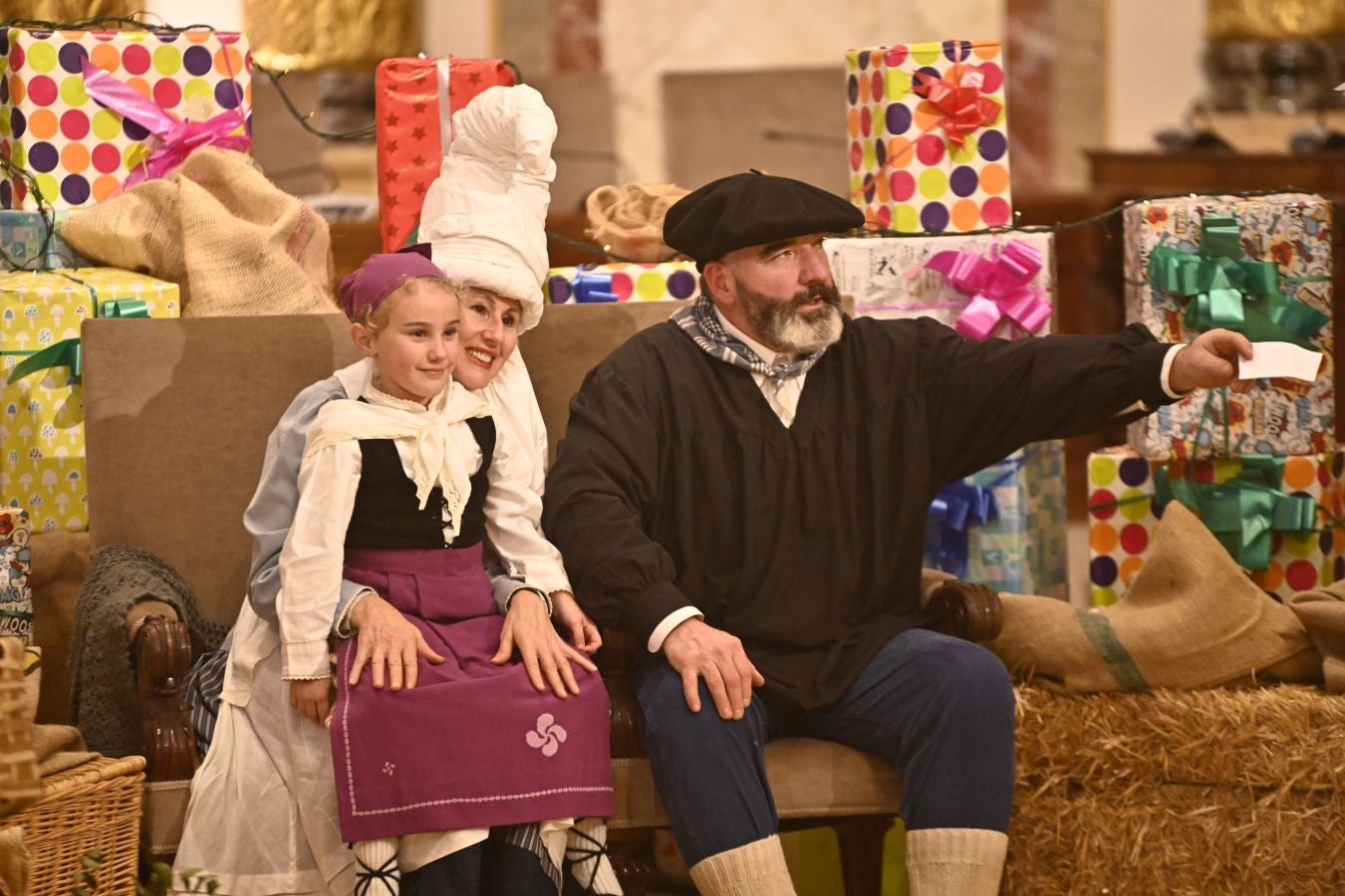 La lluvia no puede con Olentzero y Mari Domingi en Donostia