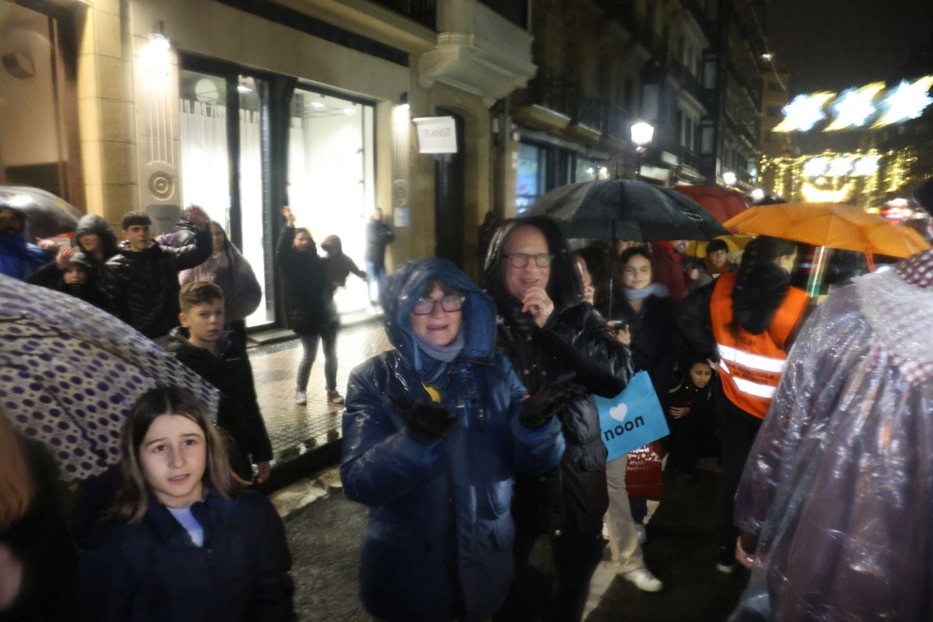La lluvia no puede con Olentzero y Mari Domingi en Donostia