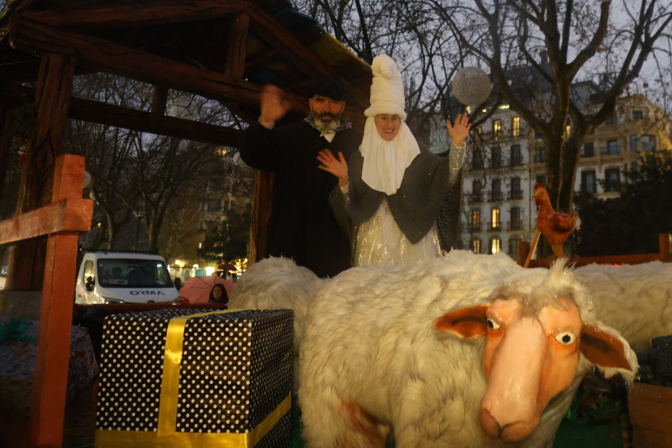 La lluvia no puede con Olentzero y Mari Domingi en Donostia