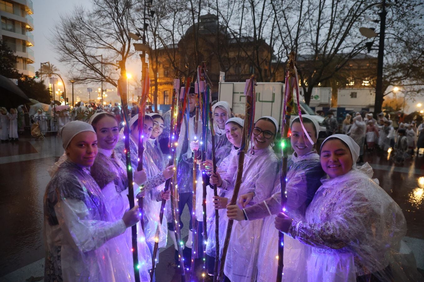 La lluvia no puede con Olentzero y Mari Domingi en Donostia