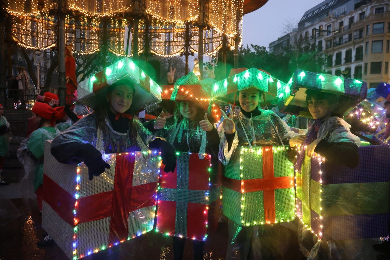 La lluvia no puede con Olentzero y Mari Domingi en Donostia