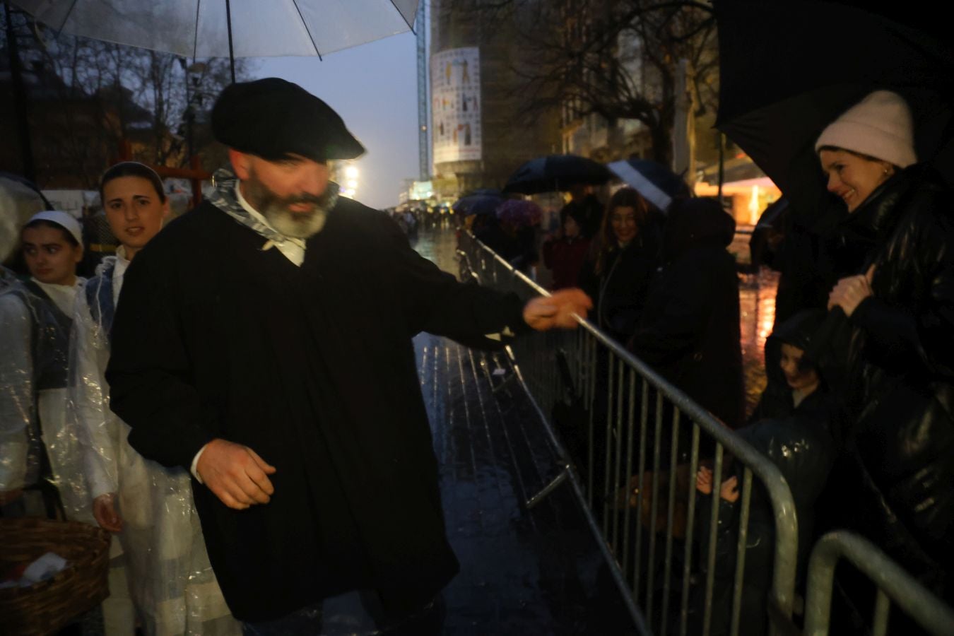 La lluvia no puede con Olentzero y Mari Domingi en Donostia