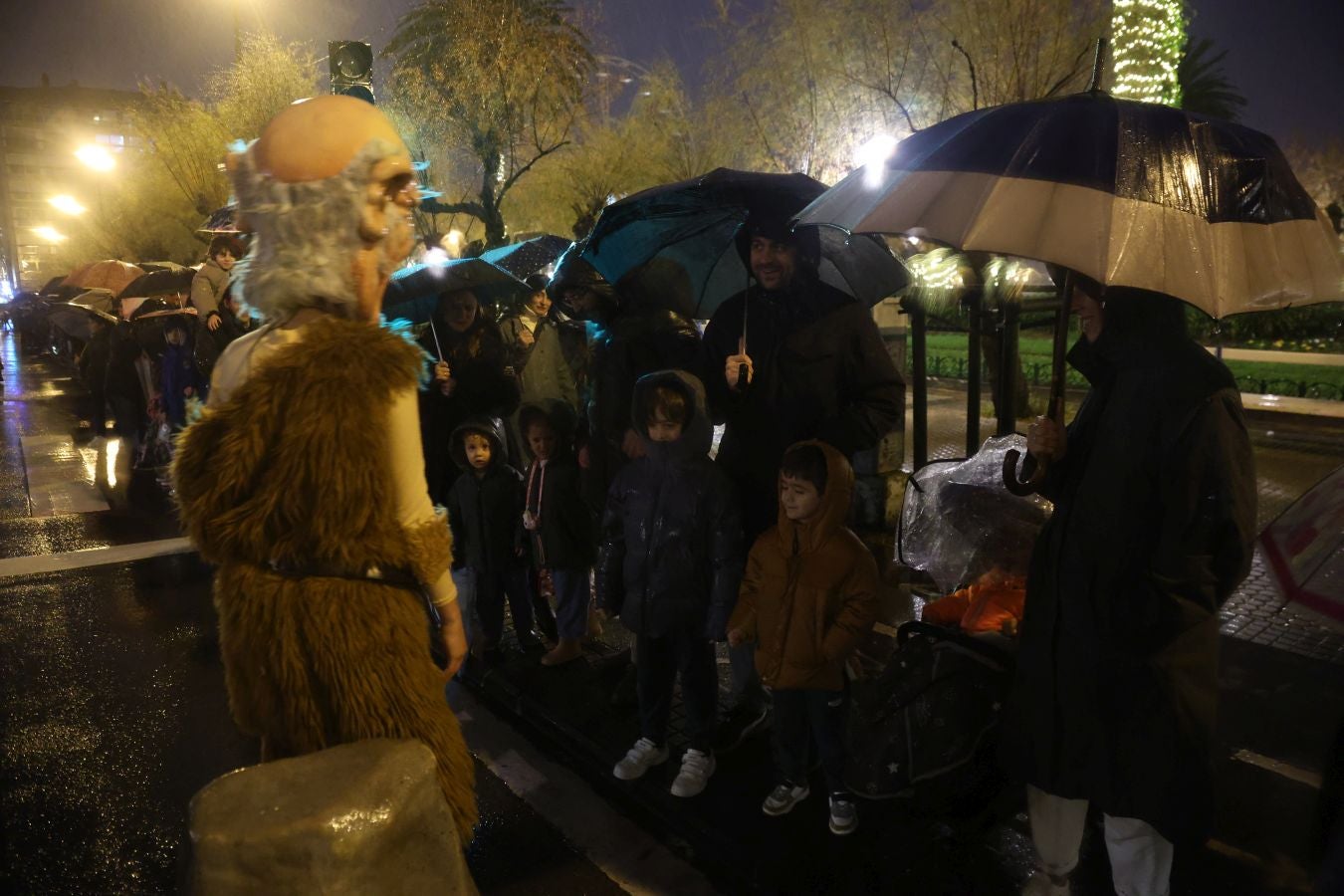 La lluvia no puede con Olentzero y Mari Domingi en Donostia