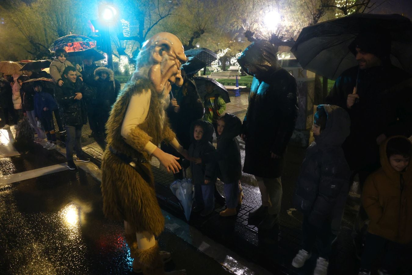 La lluvia no puede con Olentzero y Mari Domingi en Donostia