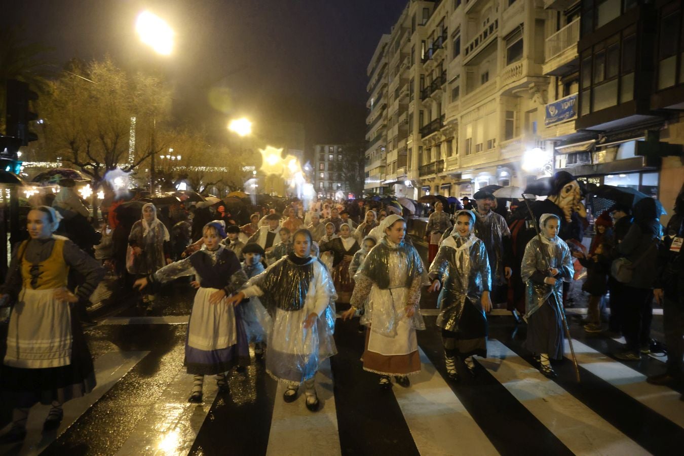 La lluvia no puede con Olentzero y Mari Domingi en Donostia