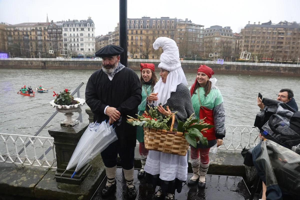 Olentzero Y Mari Domingi Llegan En Txalupa A Donostia El Diario Vasco