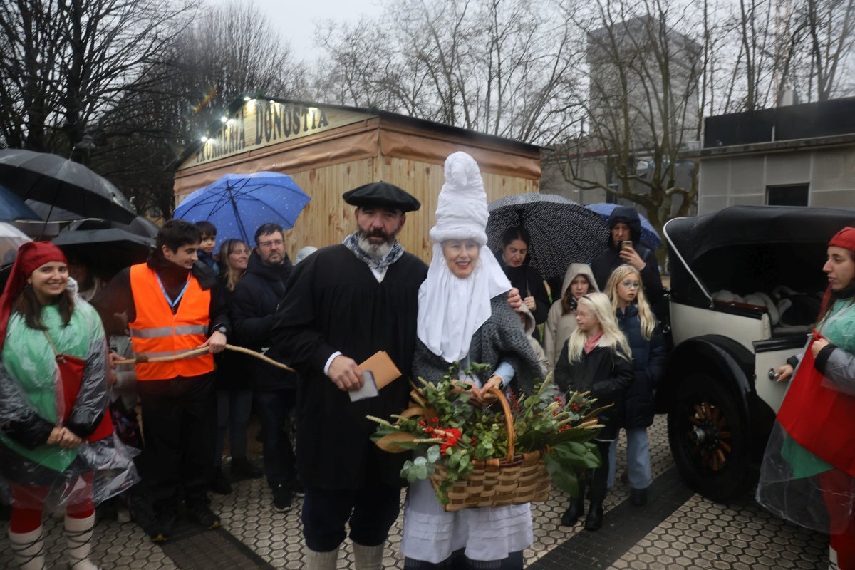 La lluvia no puede con Olentzero y Mari Domingi en Donostia