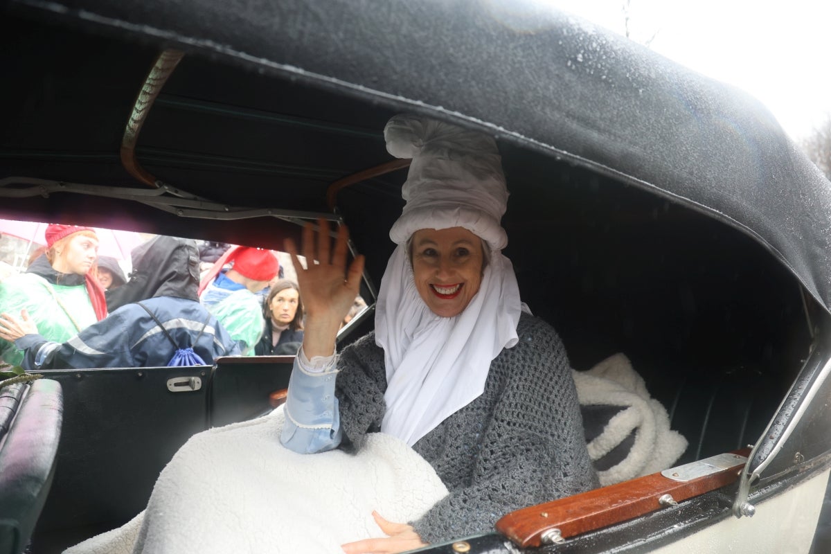 La lluvia no puede con Olentzero y Mari Domingi en Donostia