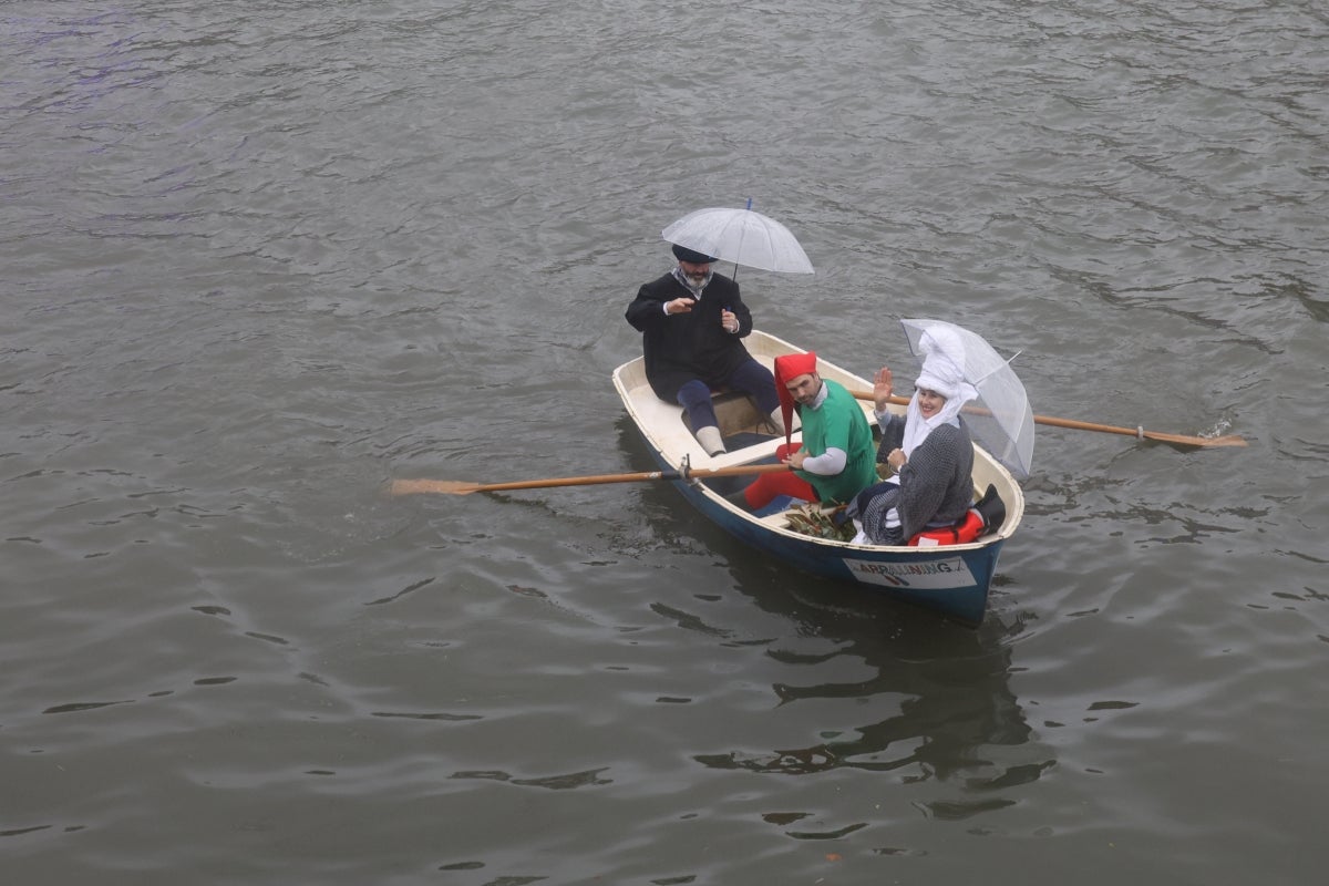 La lluvia no puede con Olentzero y Mari Domingi en Donostia