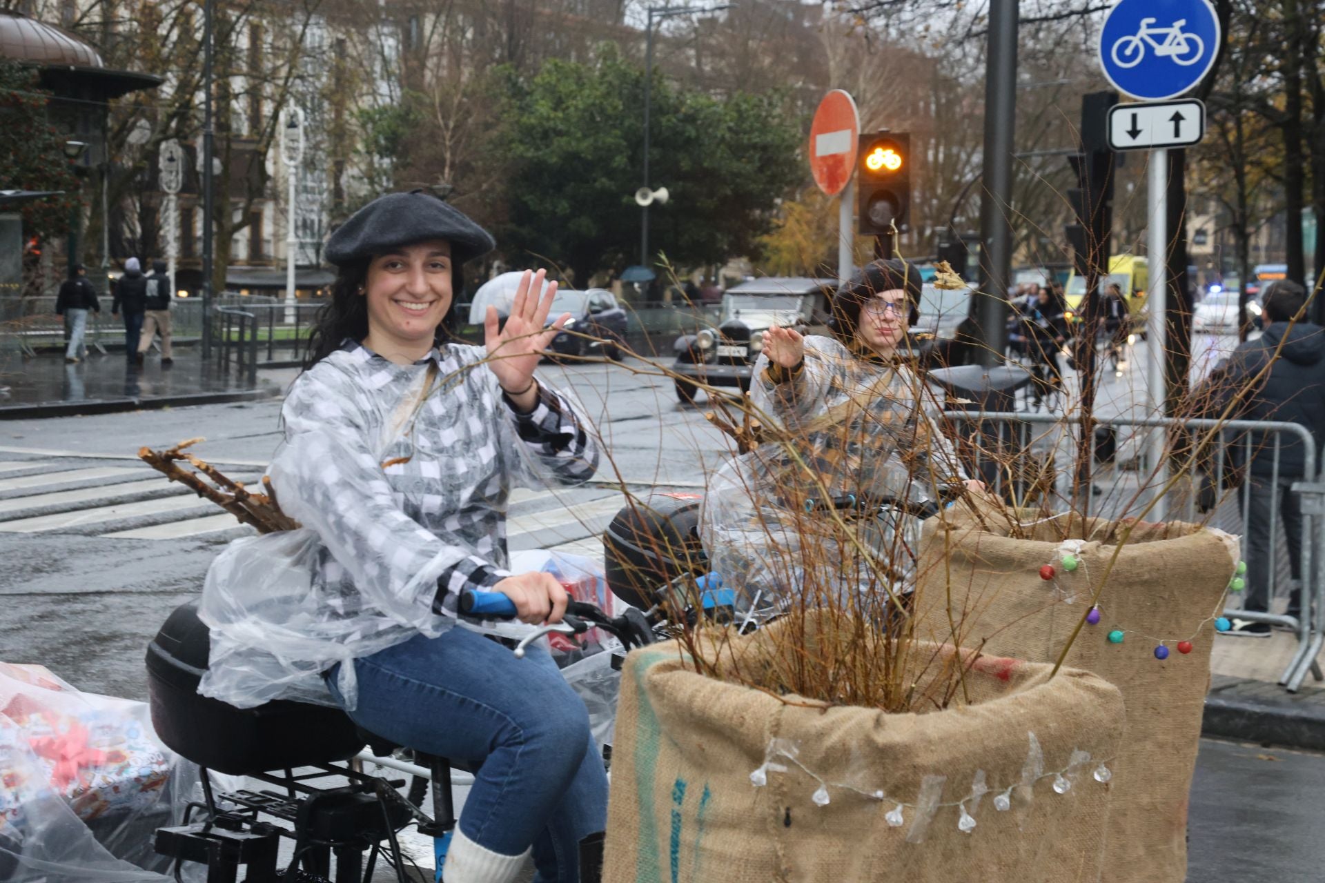 La lluvia no puede con Olentzero y Mari Domingi en Donostia
