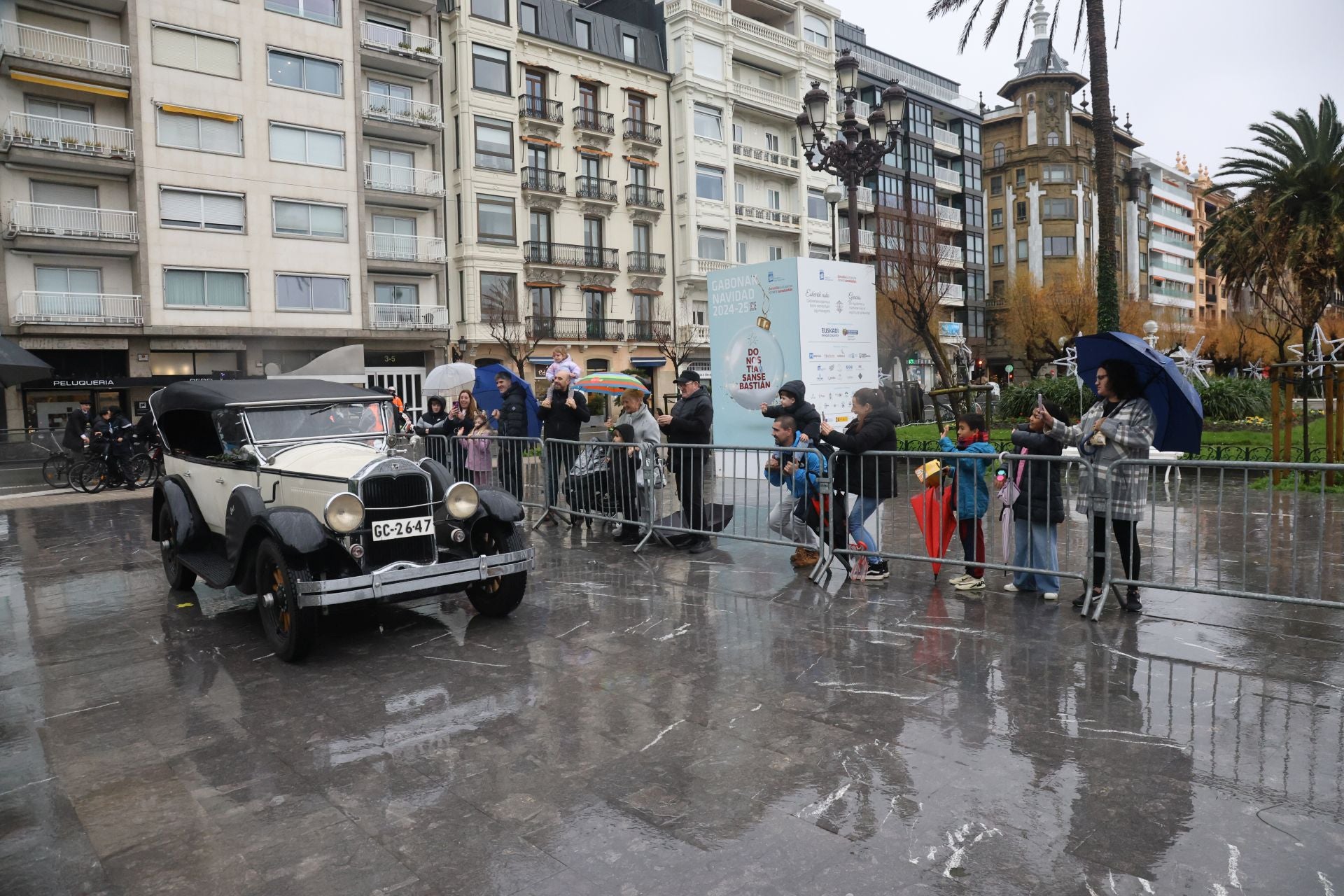 La lluvia no puede con Olentzero y Mari Domingi en Donostia