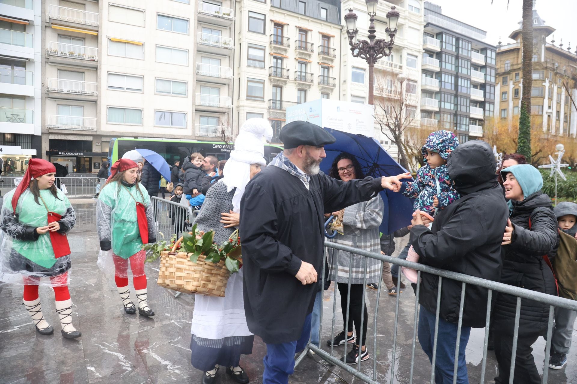 La lluvia no puede con Olentzero y Mari Domingi en Donostia