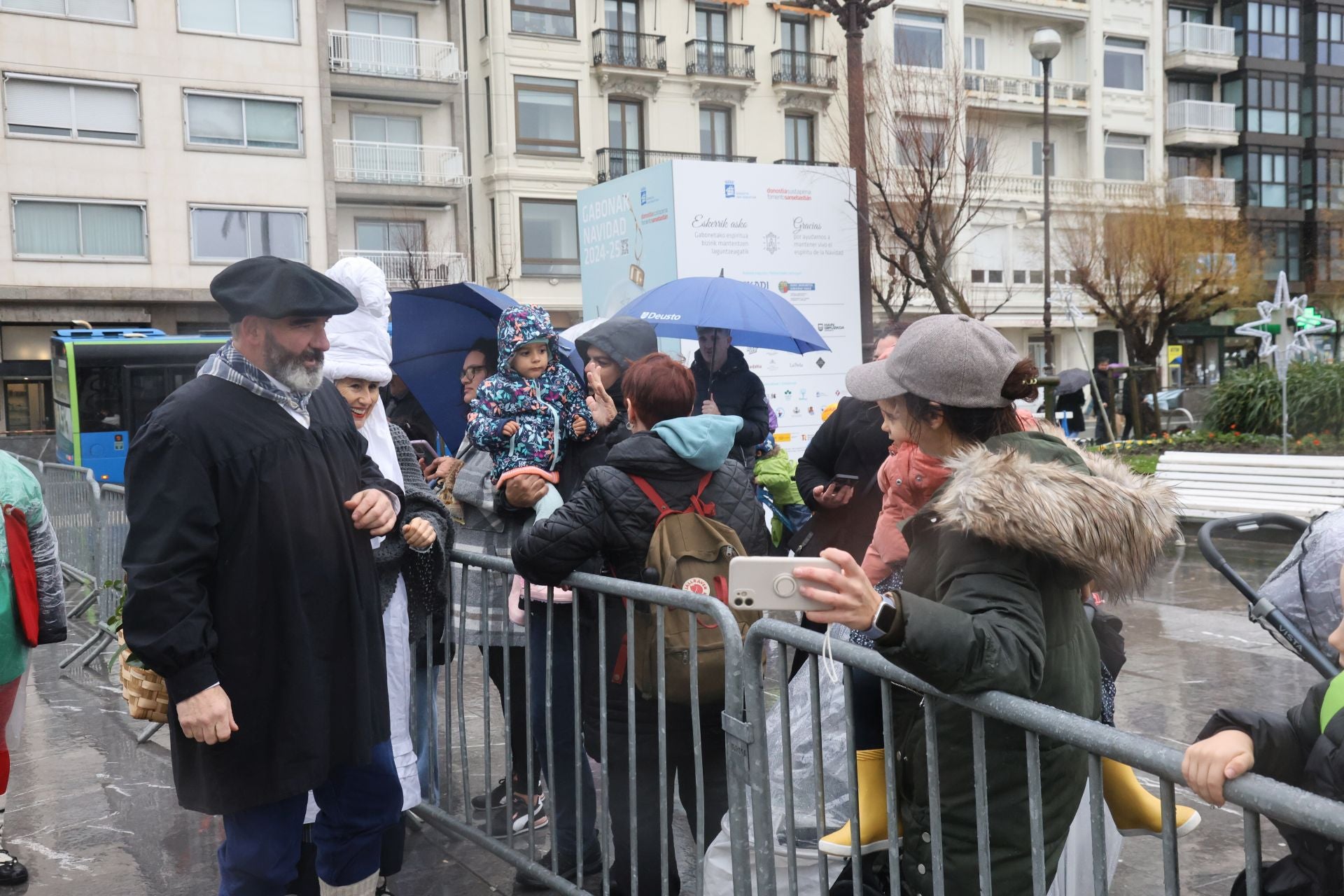La lluvia no puede con Olentzero y Mari Domingi en Donostia